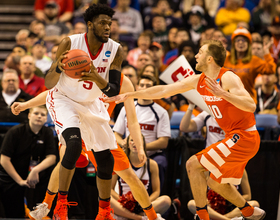 Syracuse dominates Dayton center Steve McElvene in the paint