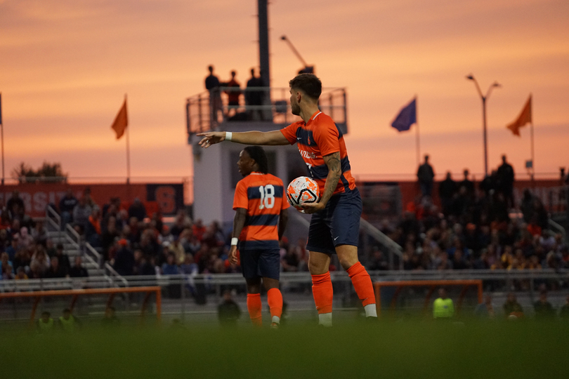 Efficient set pieces boost No. 7 Syracuse past Pittsburgh 3-2