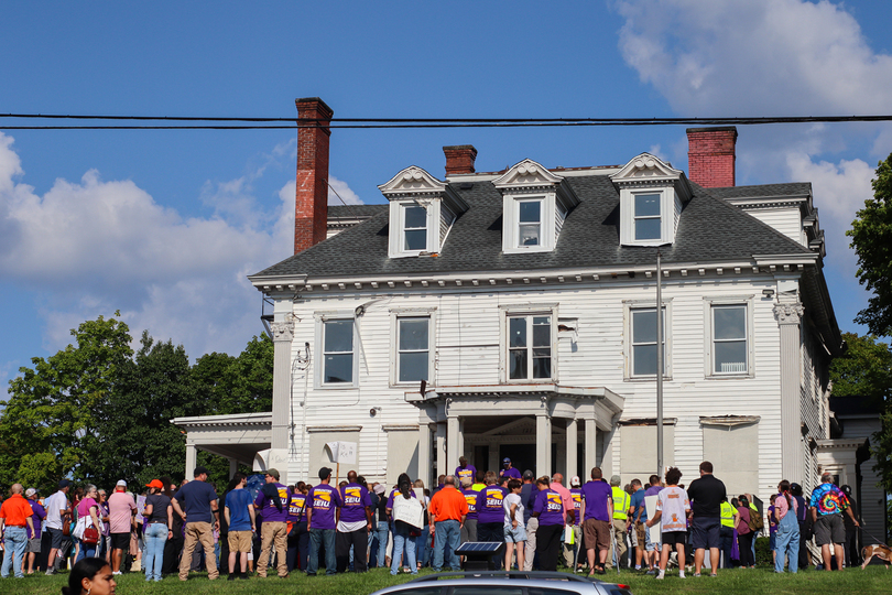 SEIU Local 200United rallies for higher pay after rejecting SU contract proposal